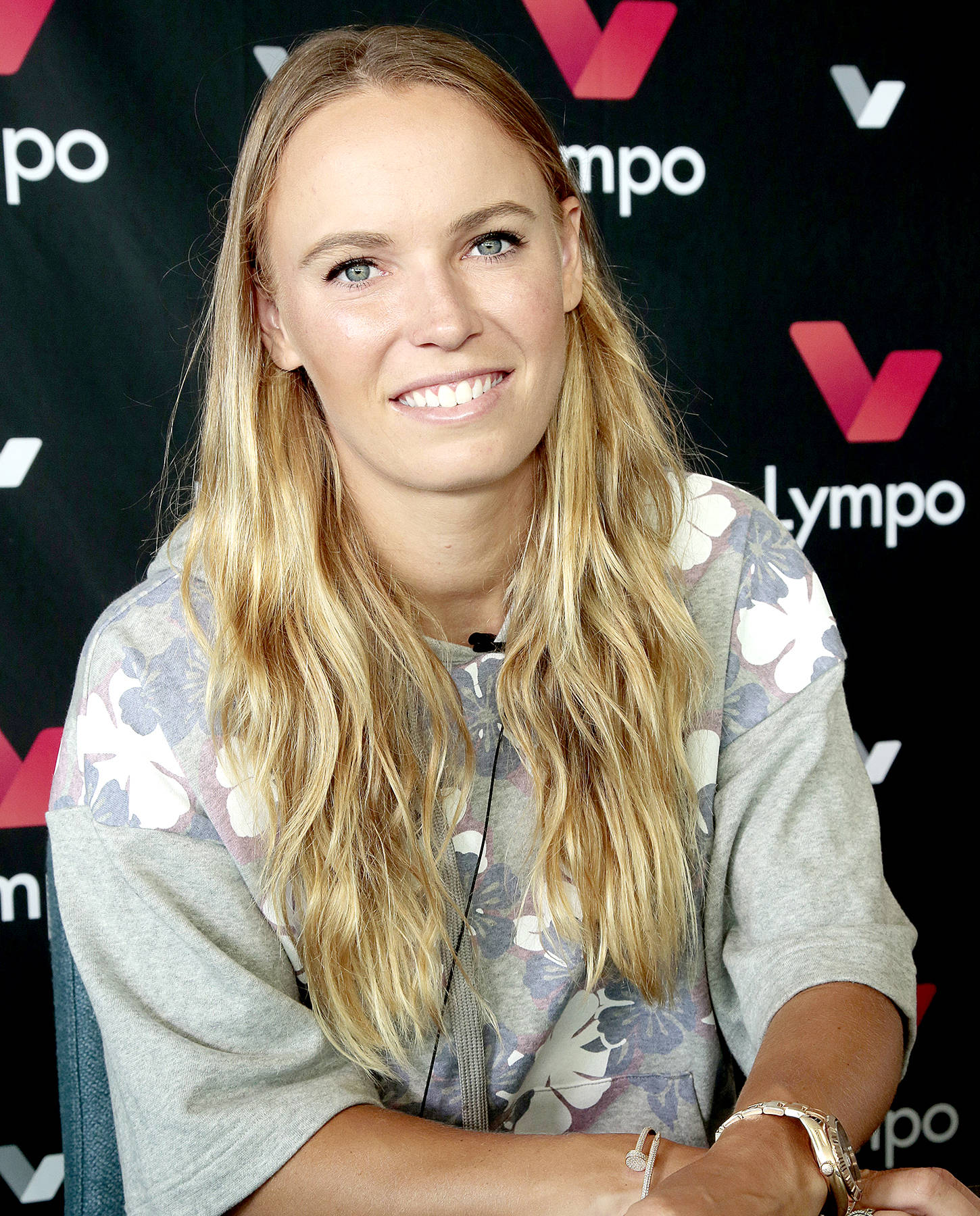 Caroline Wozniacki Wearing Floral Gray Shirt Wallpaper