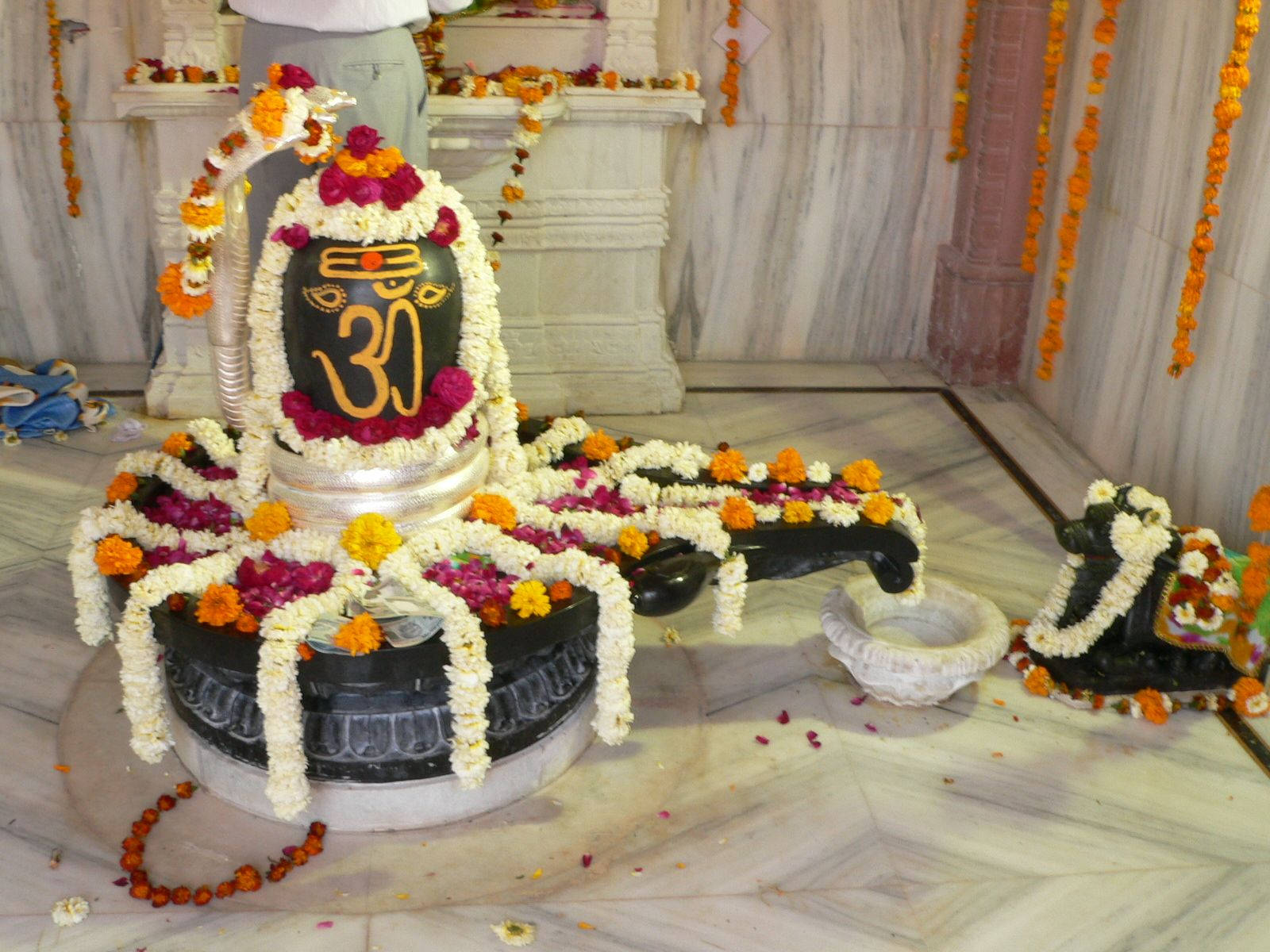 Celebratory Flower Offering Shiva Lingam Wallpaper