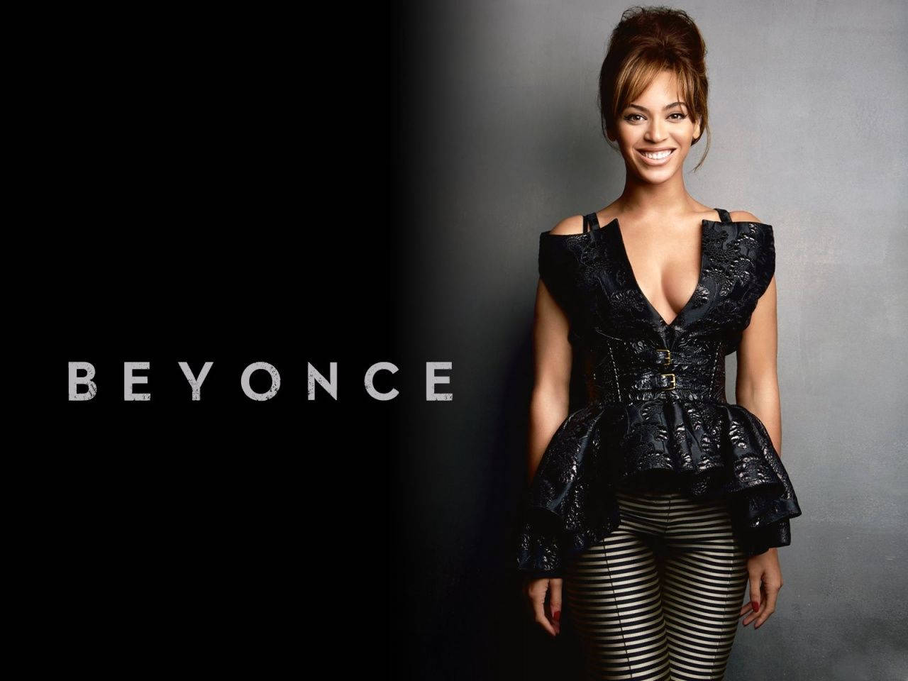 Cheerful Beyonce In Black Outfit Wallpaper