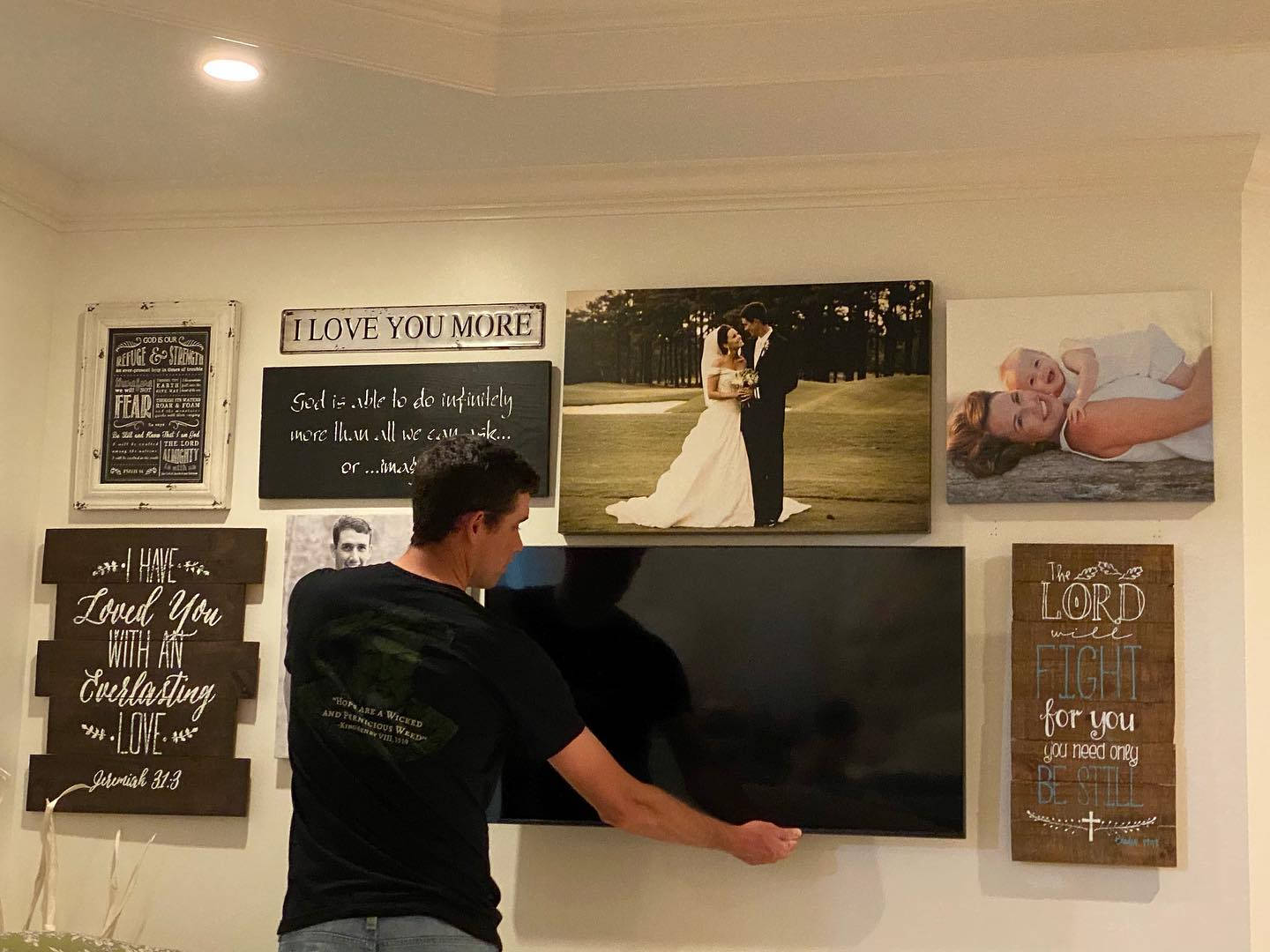 Chesson Hadley Watching Television During Break Wallpaper