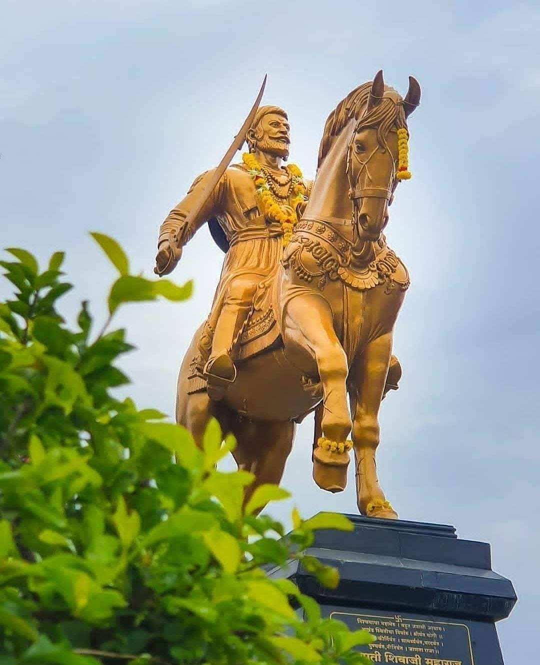 Chhatrapati Shivaji Maharaj Golden Statue Wallpaper