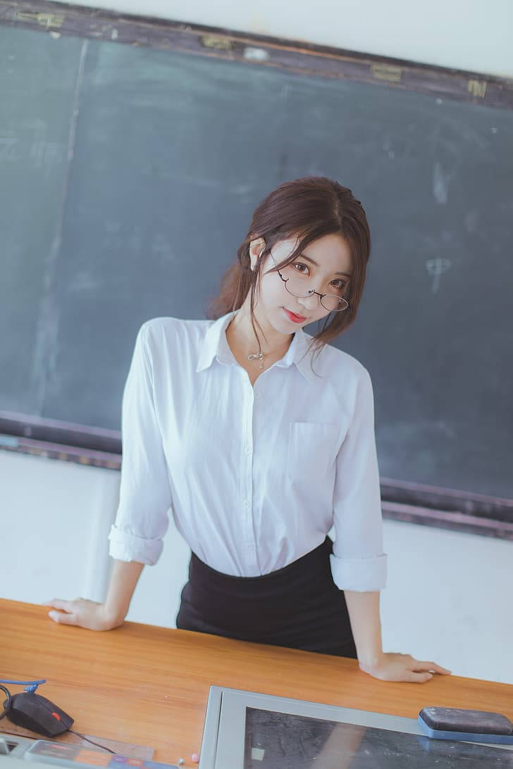 Chinese Female Teacher Beautiful Pose Wallpaper