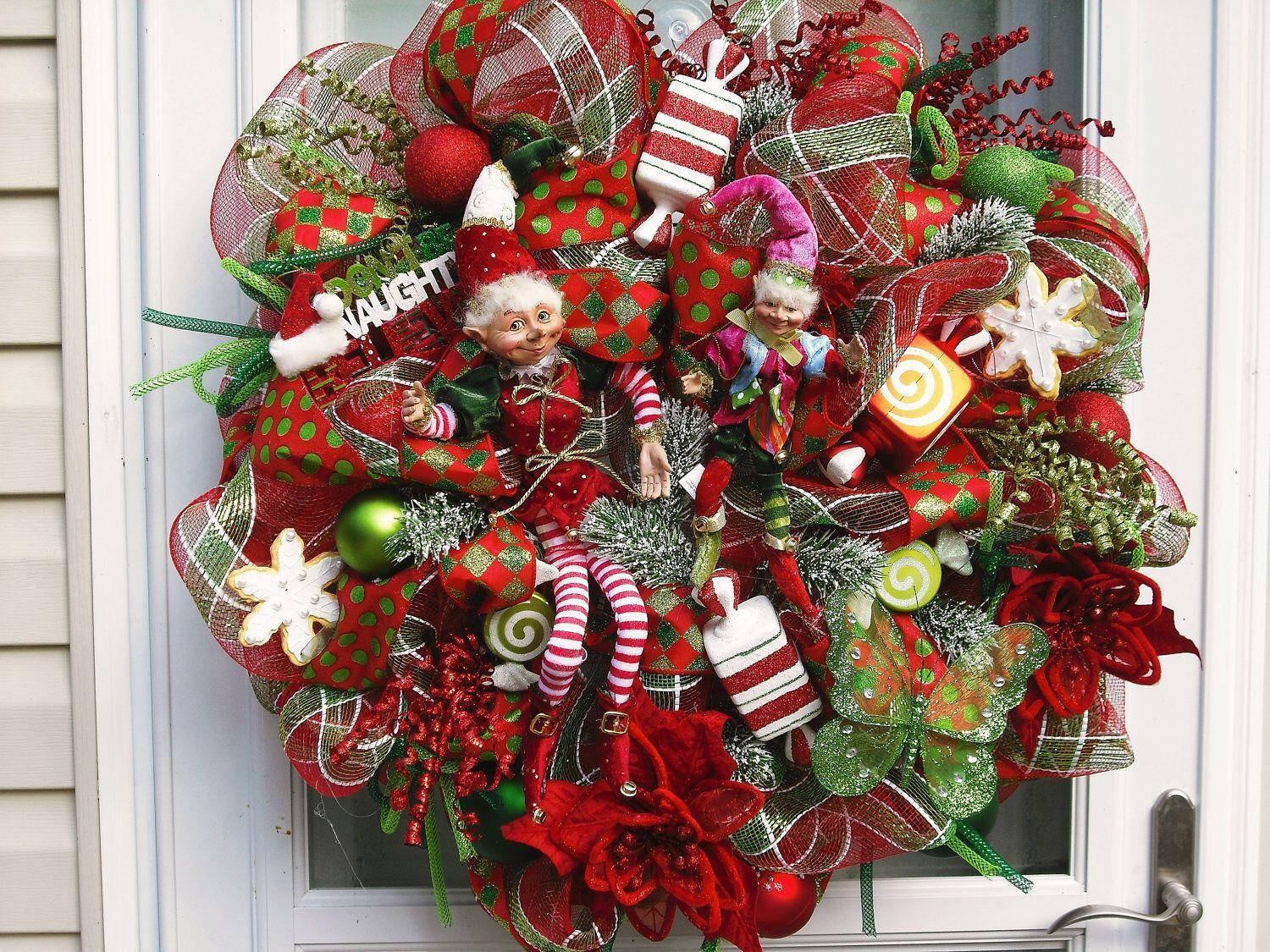 Christmas Wreath With Elves Wallpaper