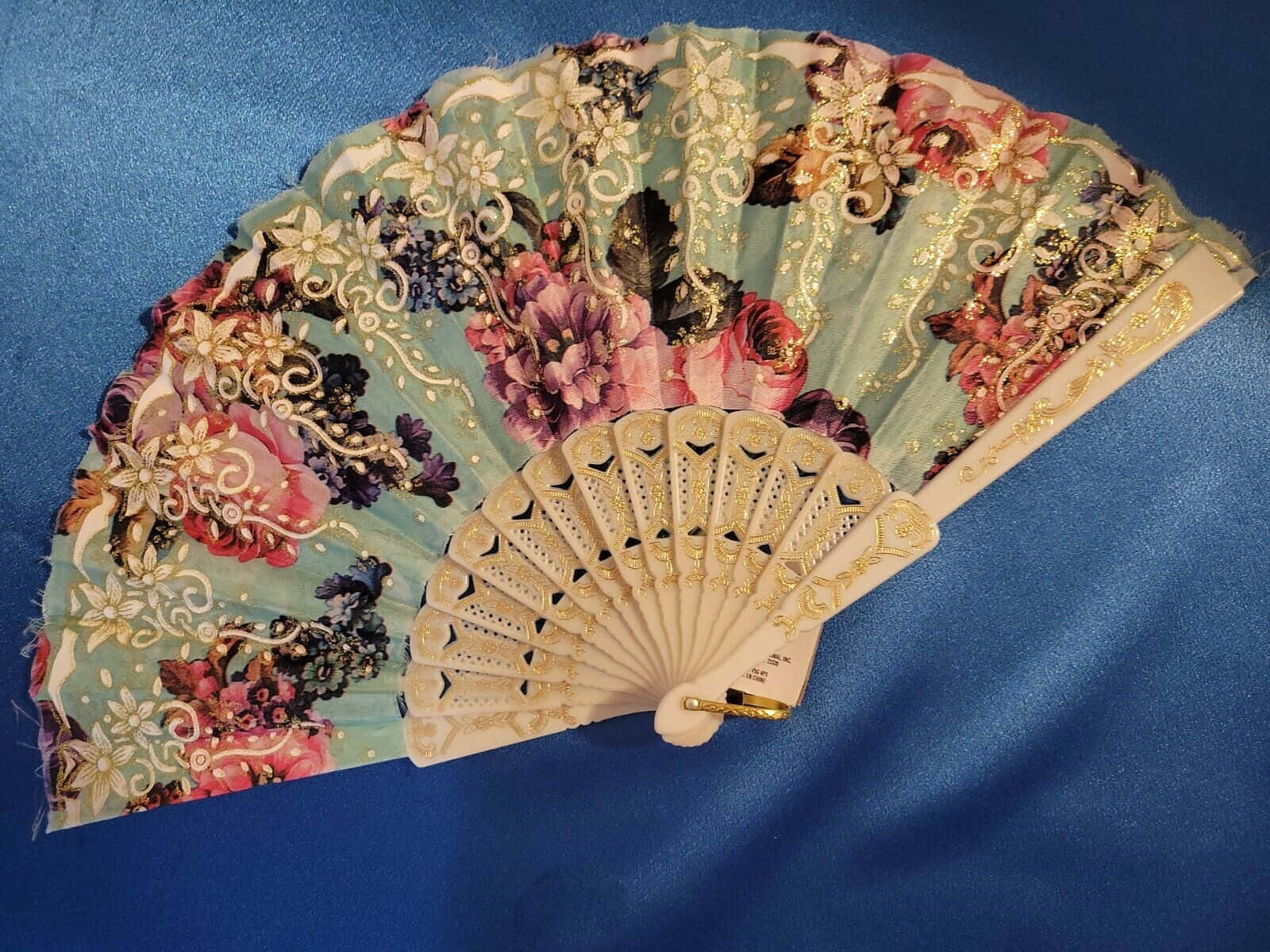 Classic Hand Fan With Flowers Wallpaper