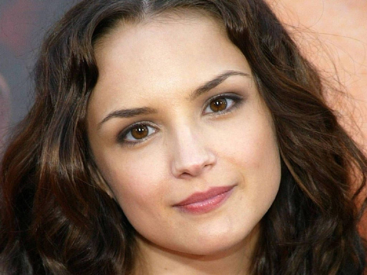 Close Up Of Rachael Leigh Cook Wallpaper