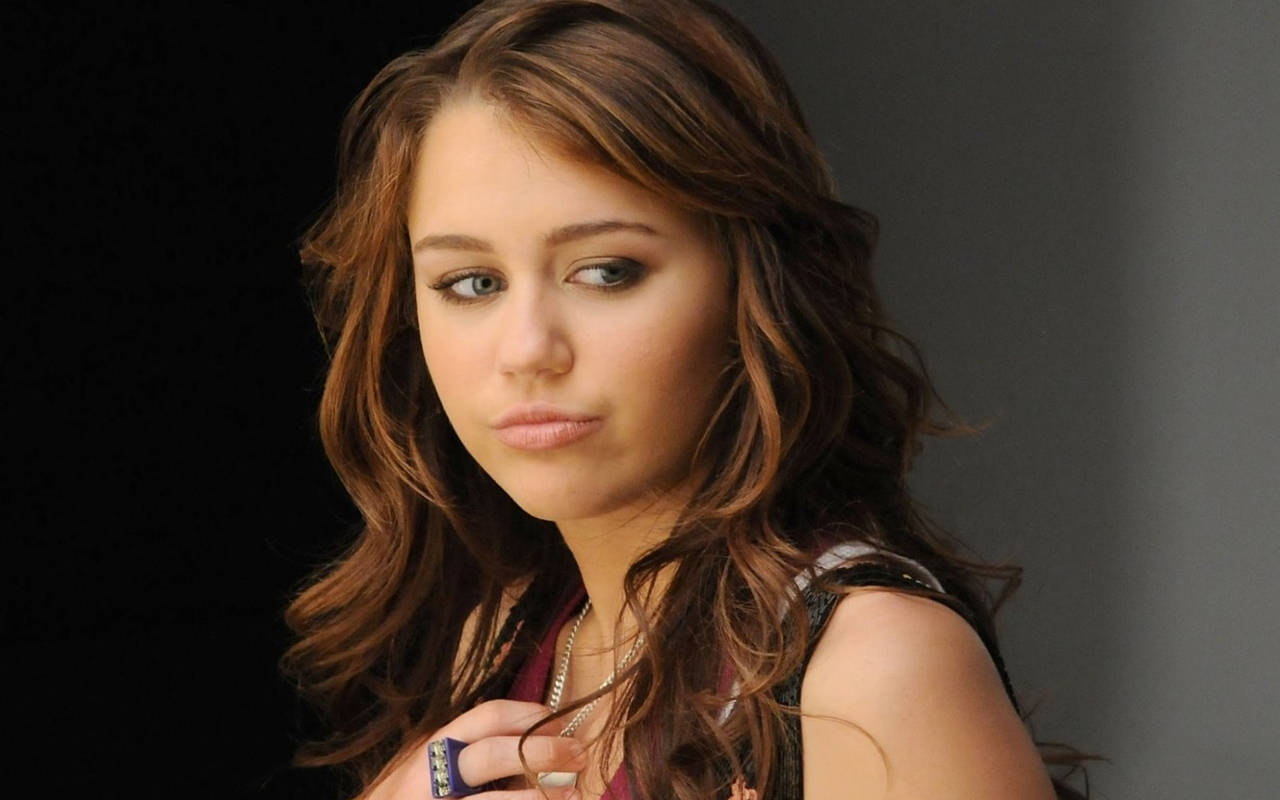 Close-up Teen Miley Cyrus Wallpaper