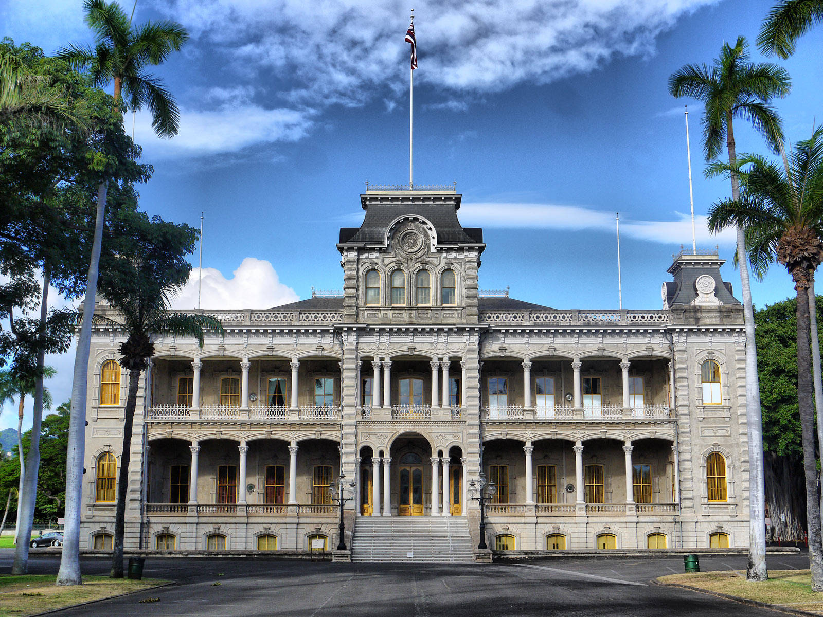 Cloudy Skies At Iolani Palace Wallpaper