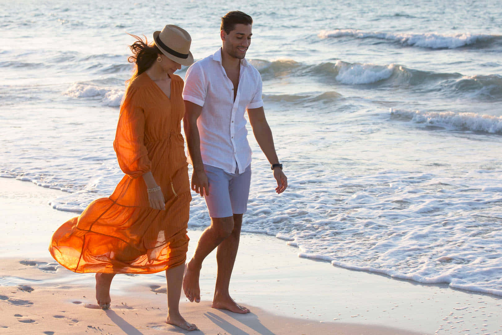 Couple At Beach Strolling Jumeirah Private Beach Wallpaper