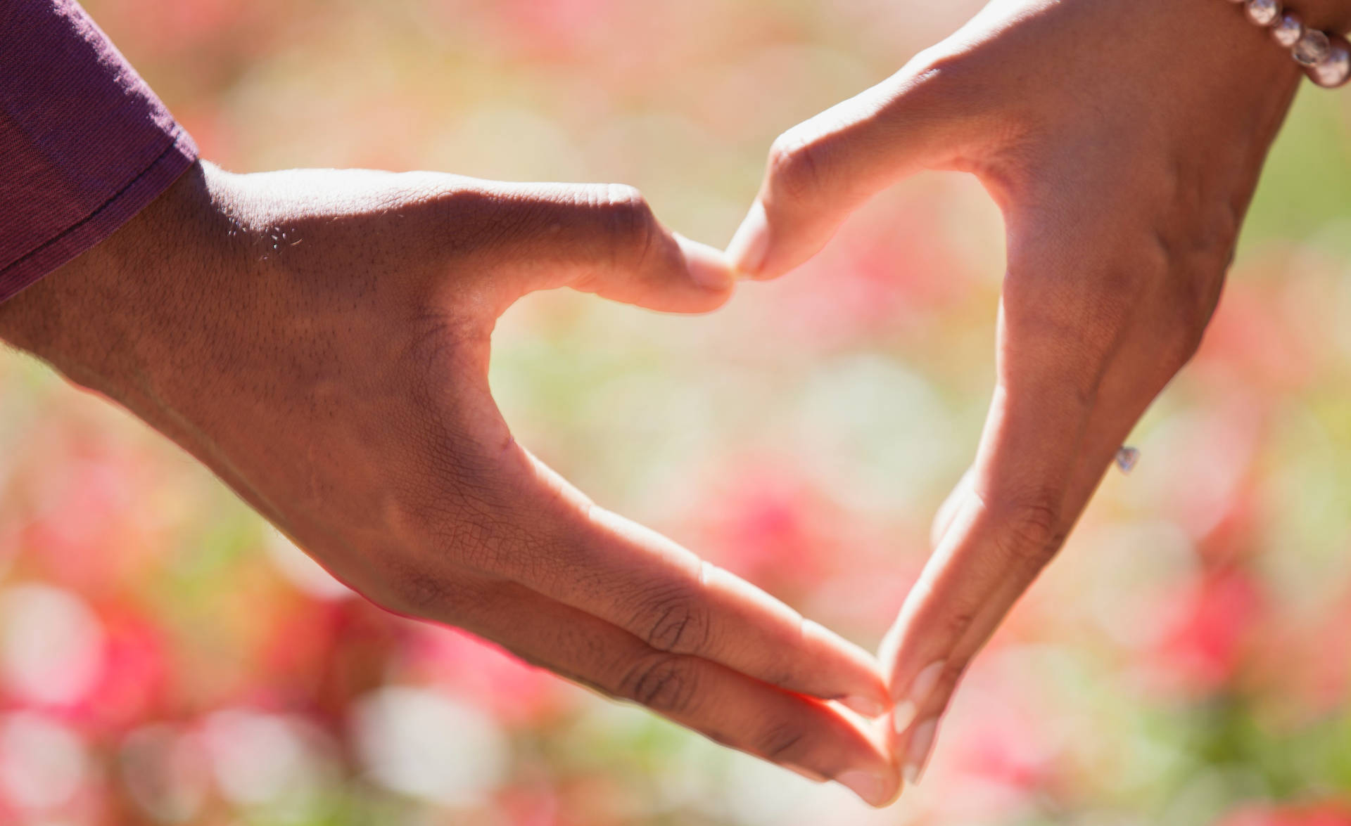 Couple In Love Heart Hand Wallpaper