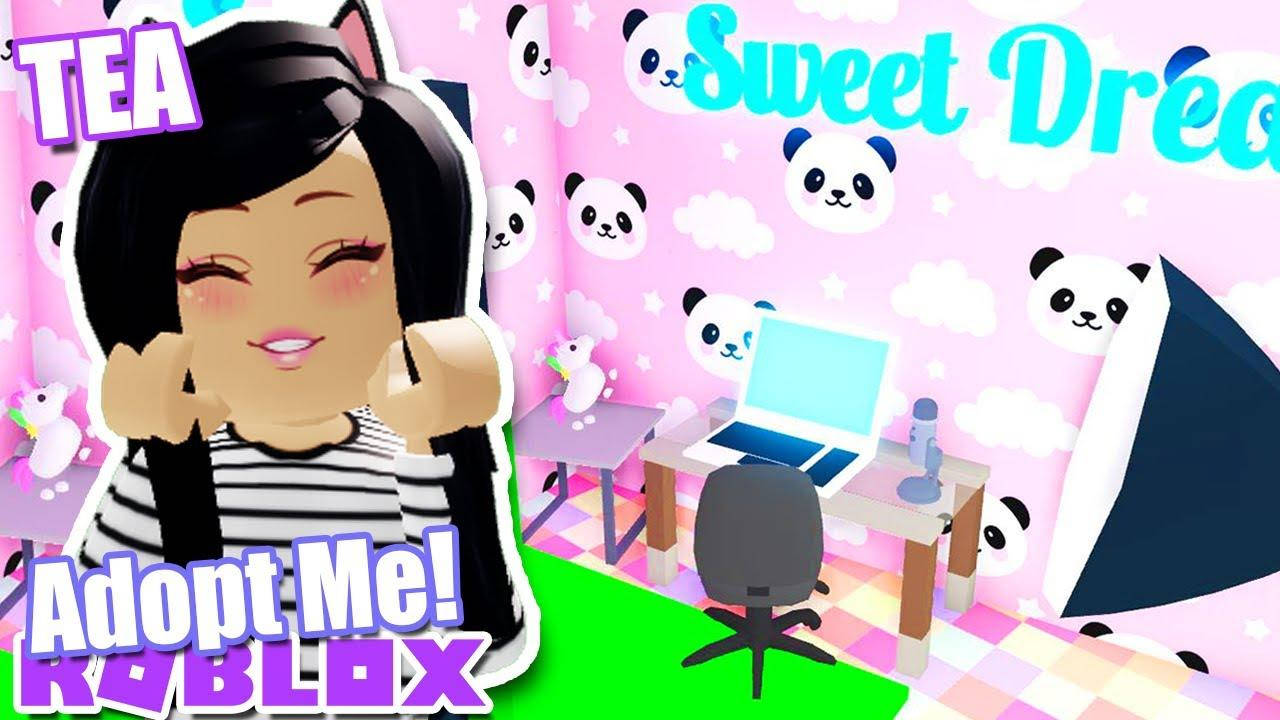 Cozy Panda-themed Bedroom In Roblox Adopt Me Game Wallpaper