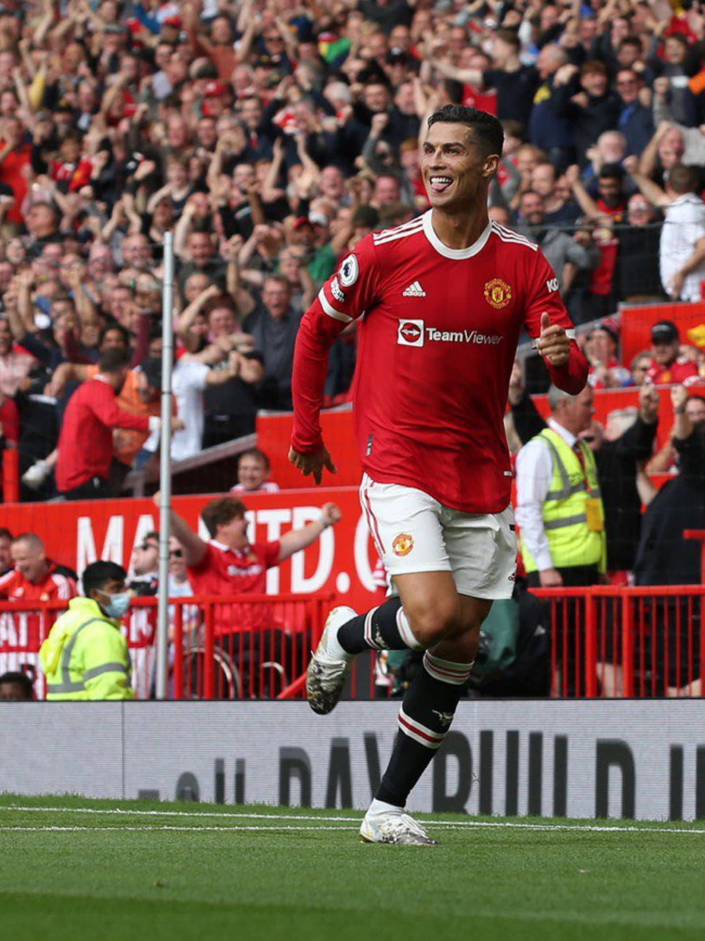 Download free Cristiano Ronaldo Manchester United Funny Pose Wallpaper -  MrWallpaper.com