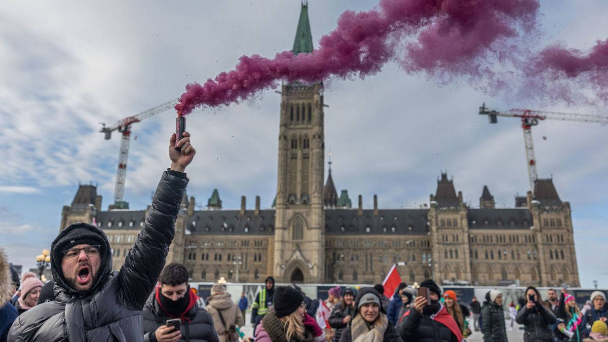 Crowd Of People Gathered In Ottawa Parliament Hill Wallpaper