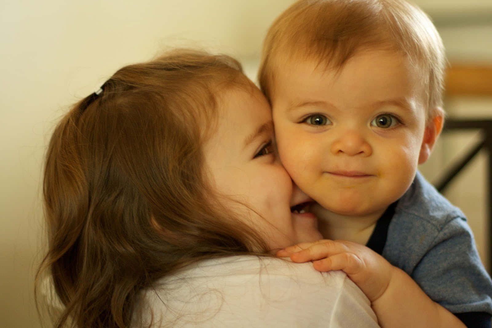 Cute Baby Couple Hugging Wallpaper