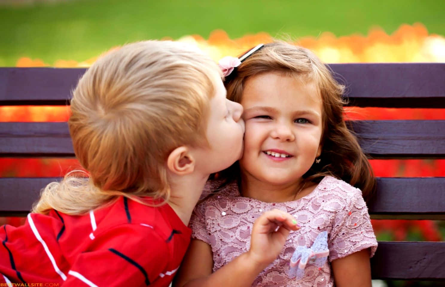 Cute Baby Couple Kiss At The Park Wallpaper
