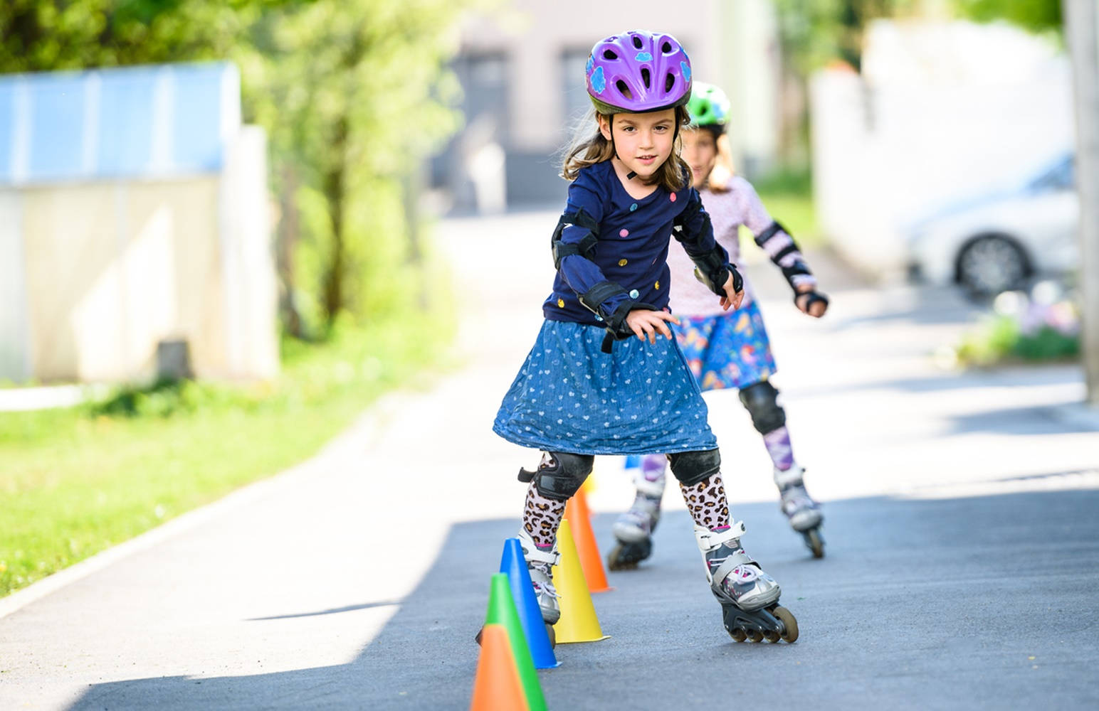 Cute Kids Rollerblading Game Wallpaper