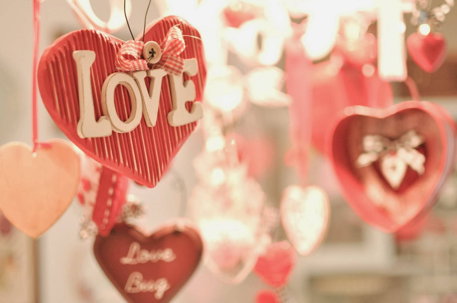 Cute Valentine's Day Love Heart Decors Wallpaper