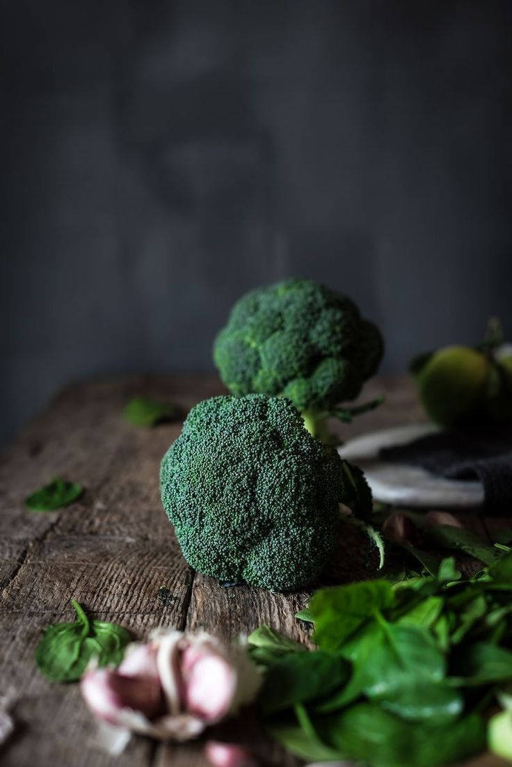 Dainty Aesthetic Dark Green Broccoli Wallpaper