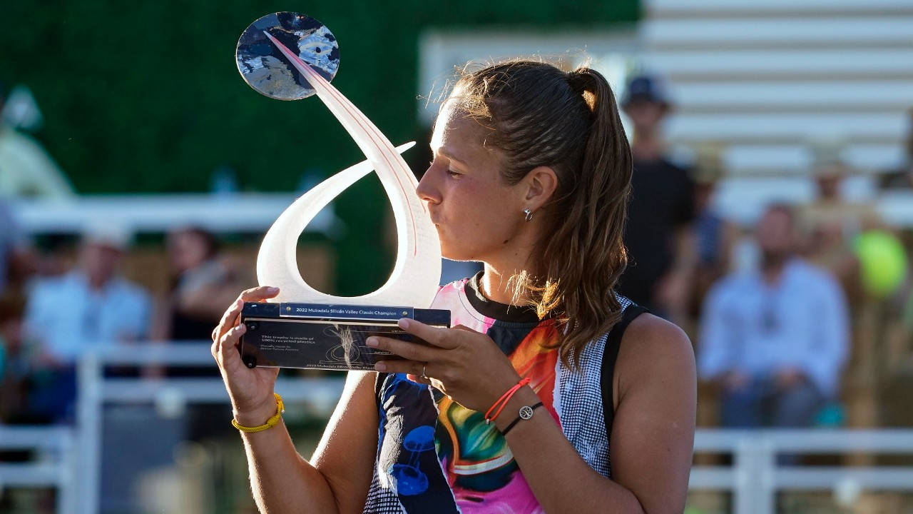 Daria Kasatkina Kissing Her Trophy Wallpaper