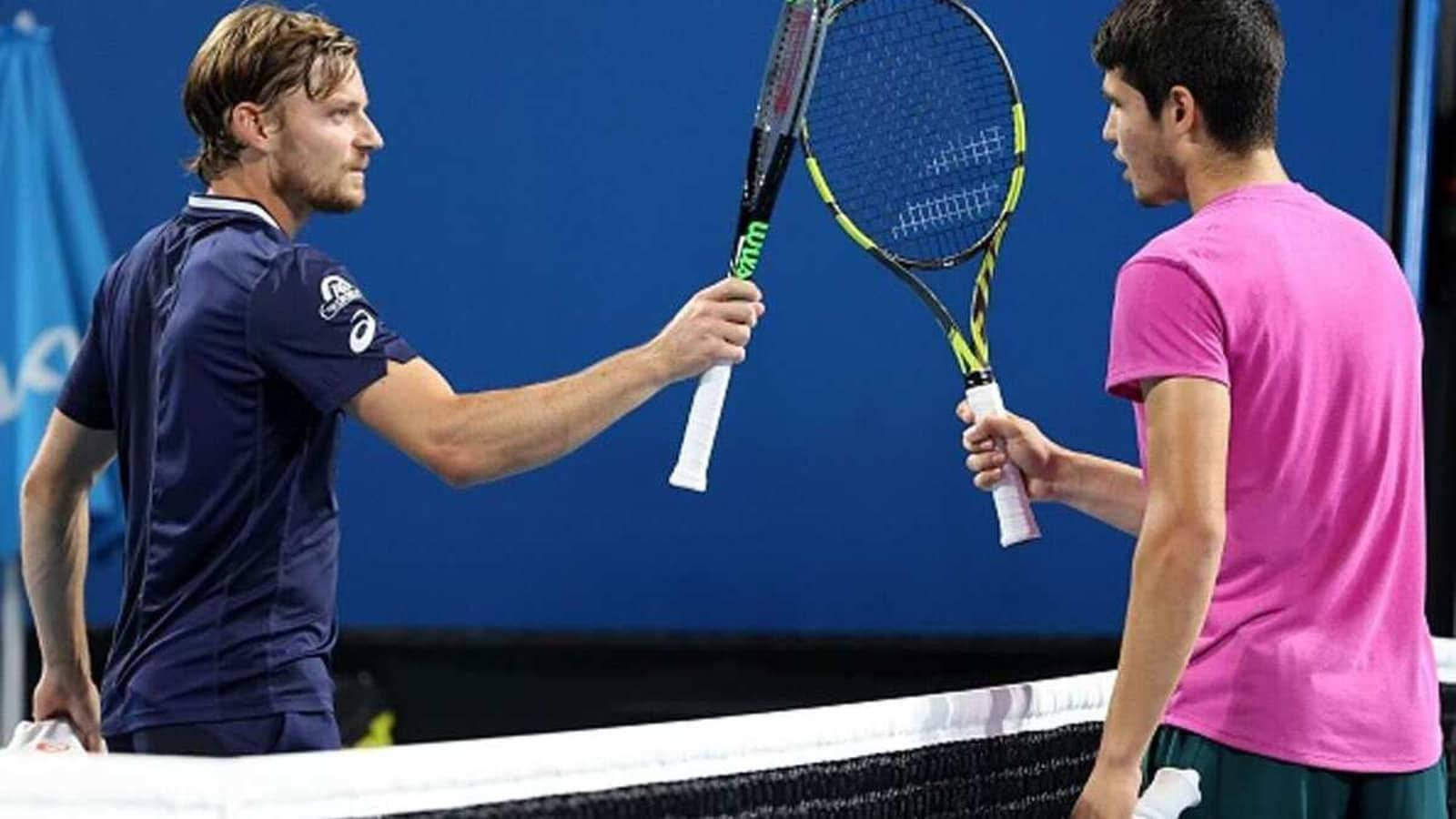 David Goffin In Action Against Carlos Alcaraz During A Tennis Match. Wallpaper