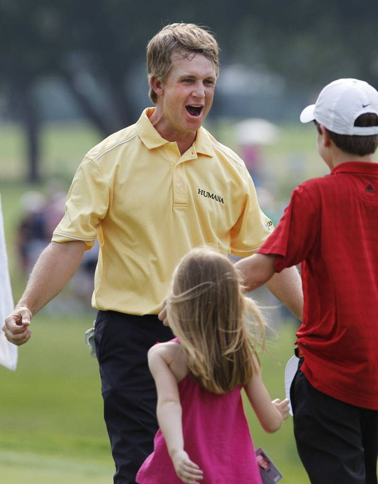 David Toms Running To His Kids Wallpaper