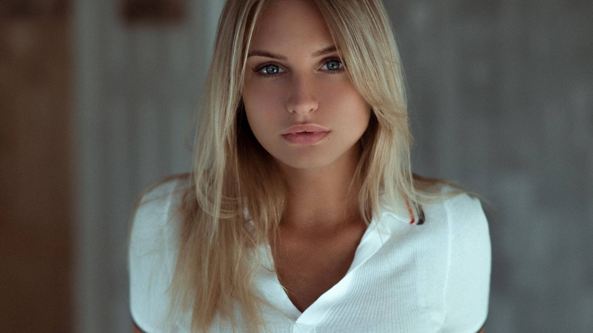 Dazzling Blonde Woman Elegantly Dressed In A White Shirt Wallpaper