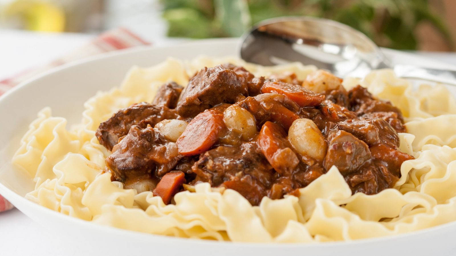 Delicious Beef Bourguignon Served With Fettuccine Wallpaper