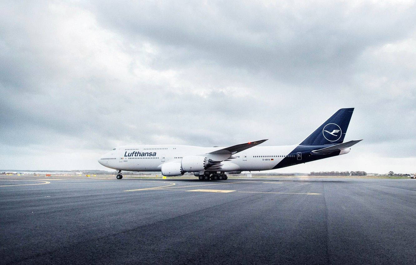 Deutsche Lufthansa Plane Under The Gray Clouds Wallpaper