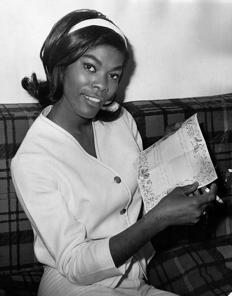 Dionne Warwick Reading Telegram Wallpaper