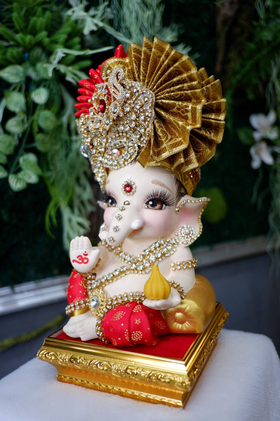 Divine Elegance - Baby Ganesh With Sparkling Diamonds Wallpaper