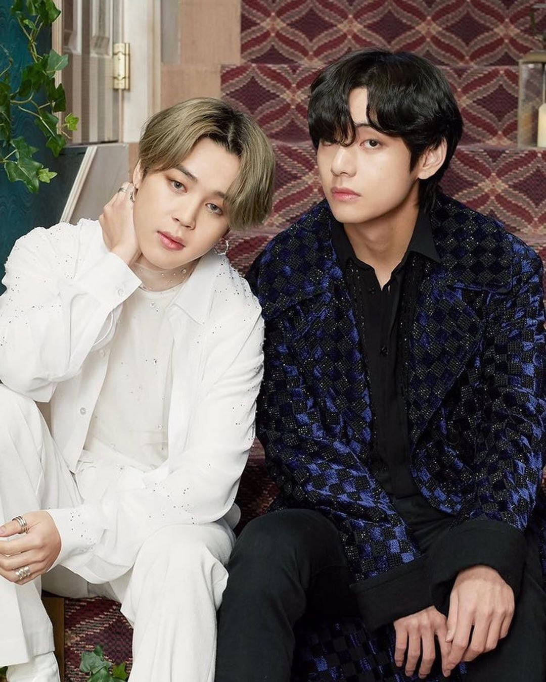 Dynamic Duo - Vmin In Contrasting Colors Wallpaper