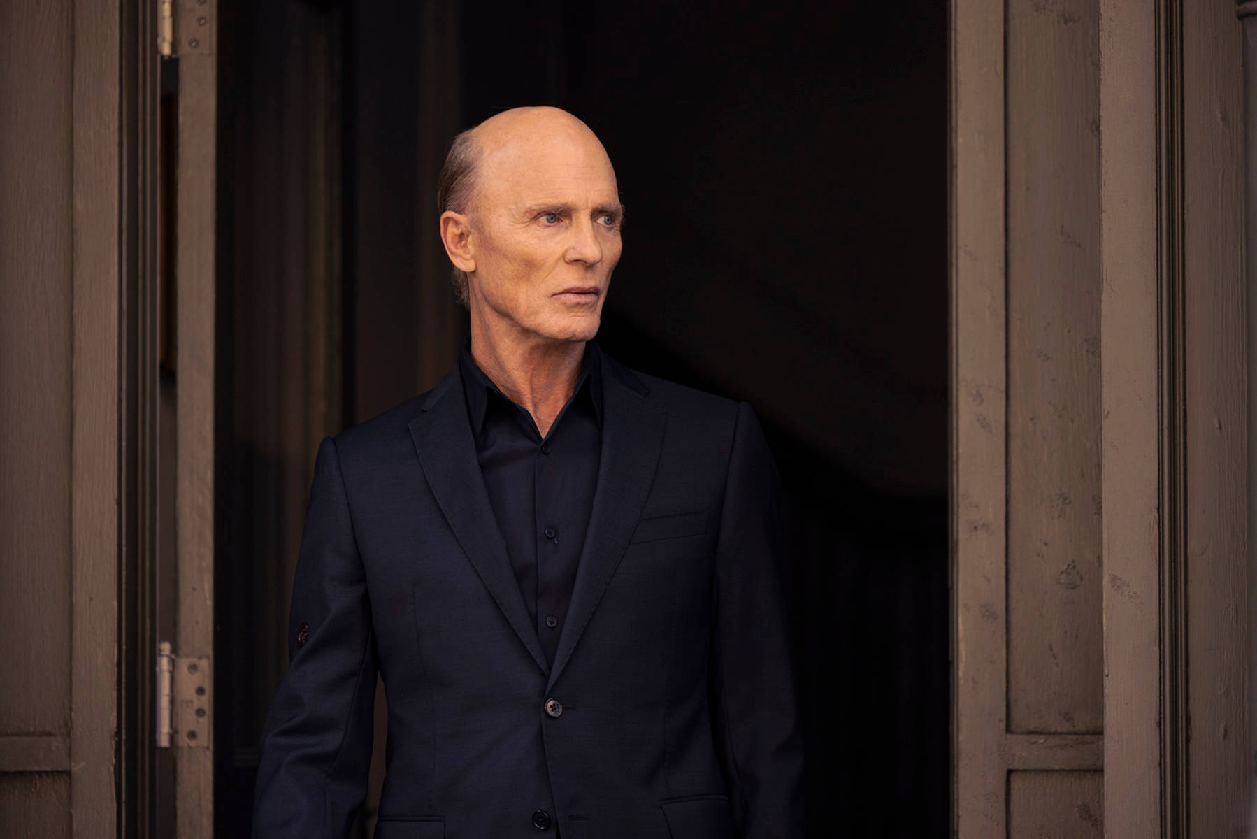 Ed Harris In Black Suit Westworld Wallpaper