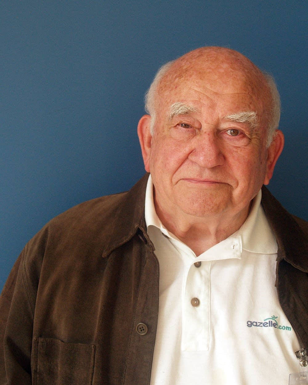 Edward Asner On Plain Blue Background Wallpaper