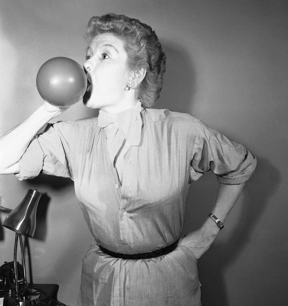 Elaine Stritch Blowing Air To A Balloon Wallpaper