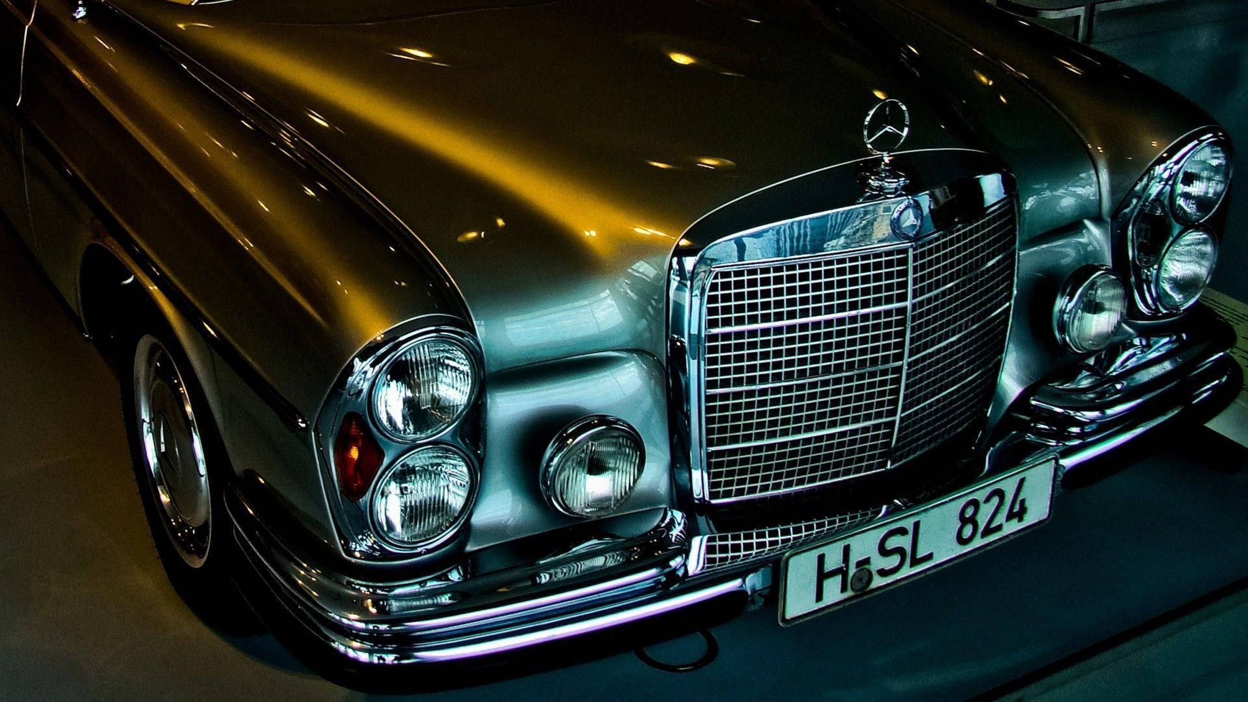 Elegant Classic Mercedes-benz In High Definition Wallpaper