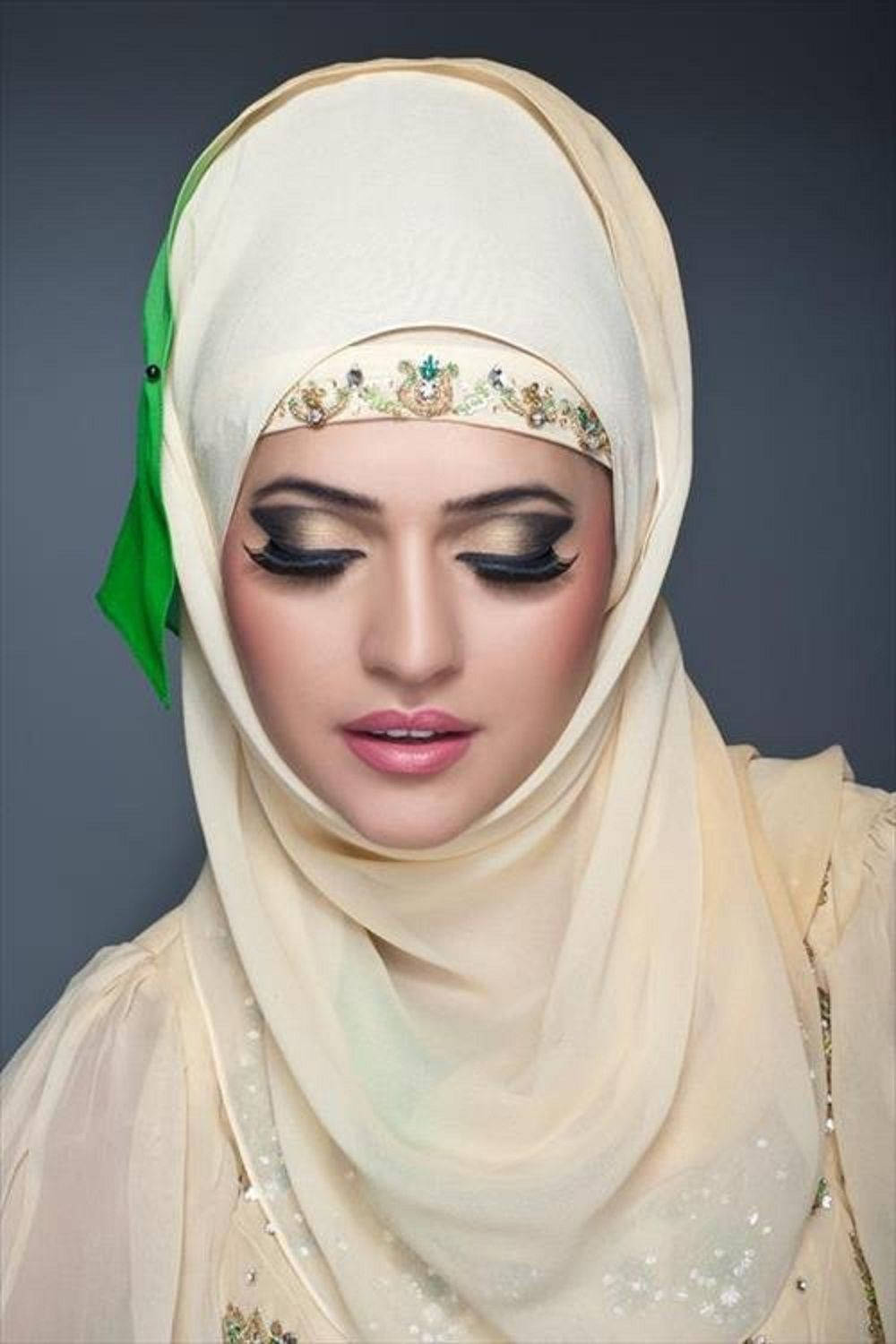 Elegant Hijab Girl Wallpaper