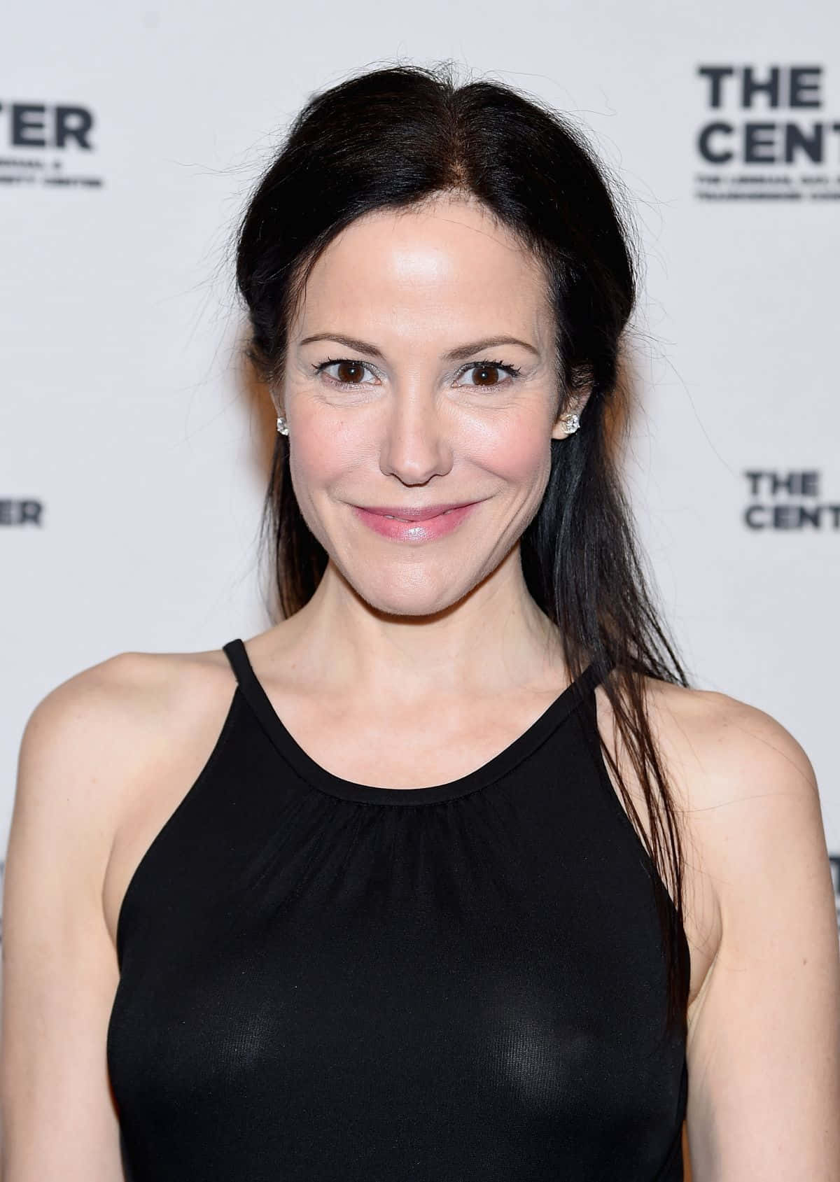 Elegant Mary-louise Parker In Black Dress Wallpaper