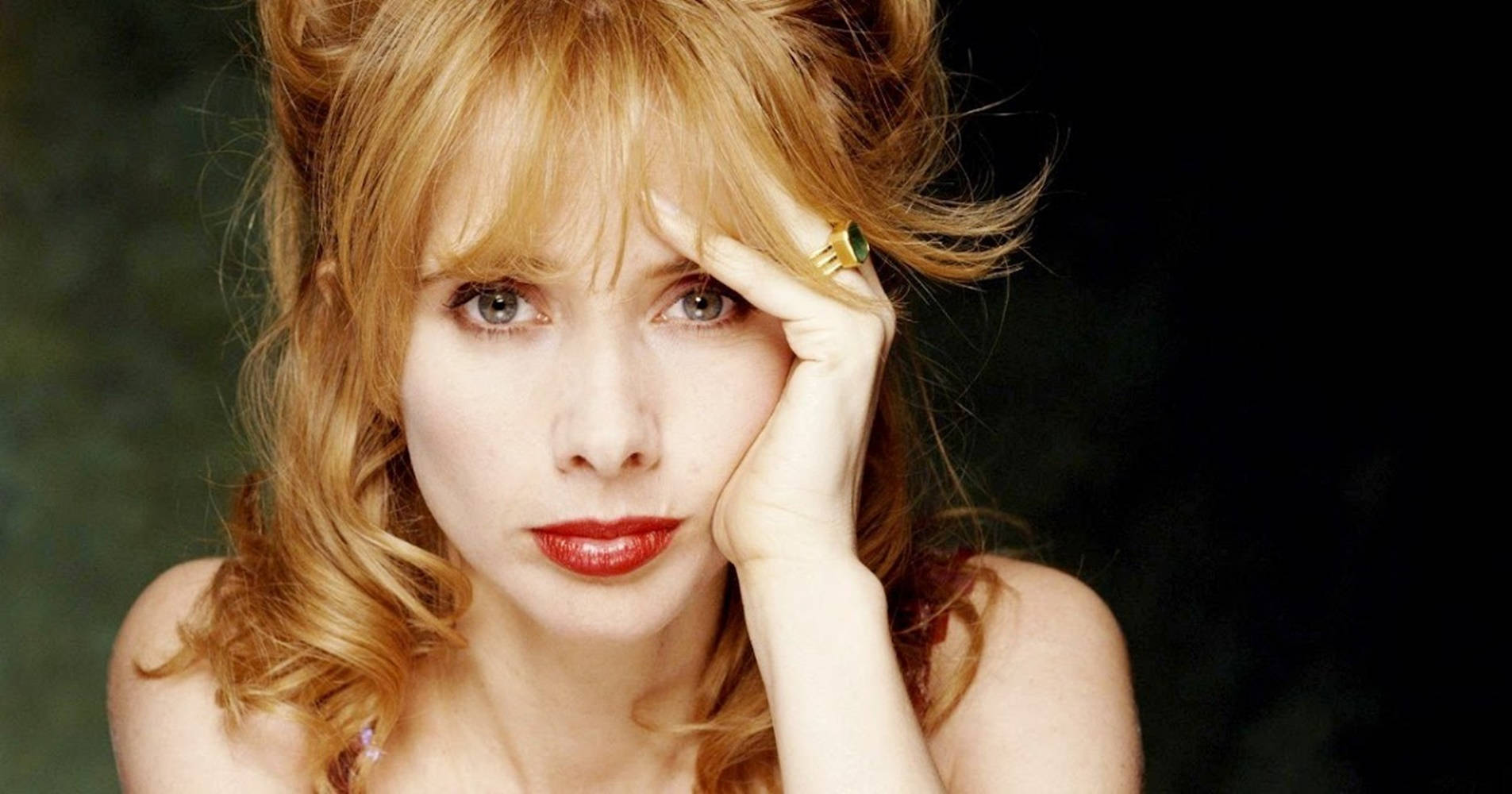 Elegant Portrait Of Rosanna Arquette Wallpaper