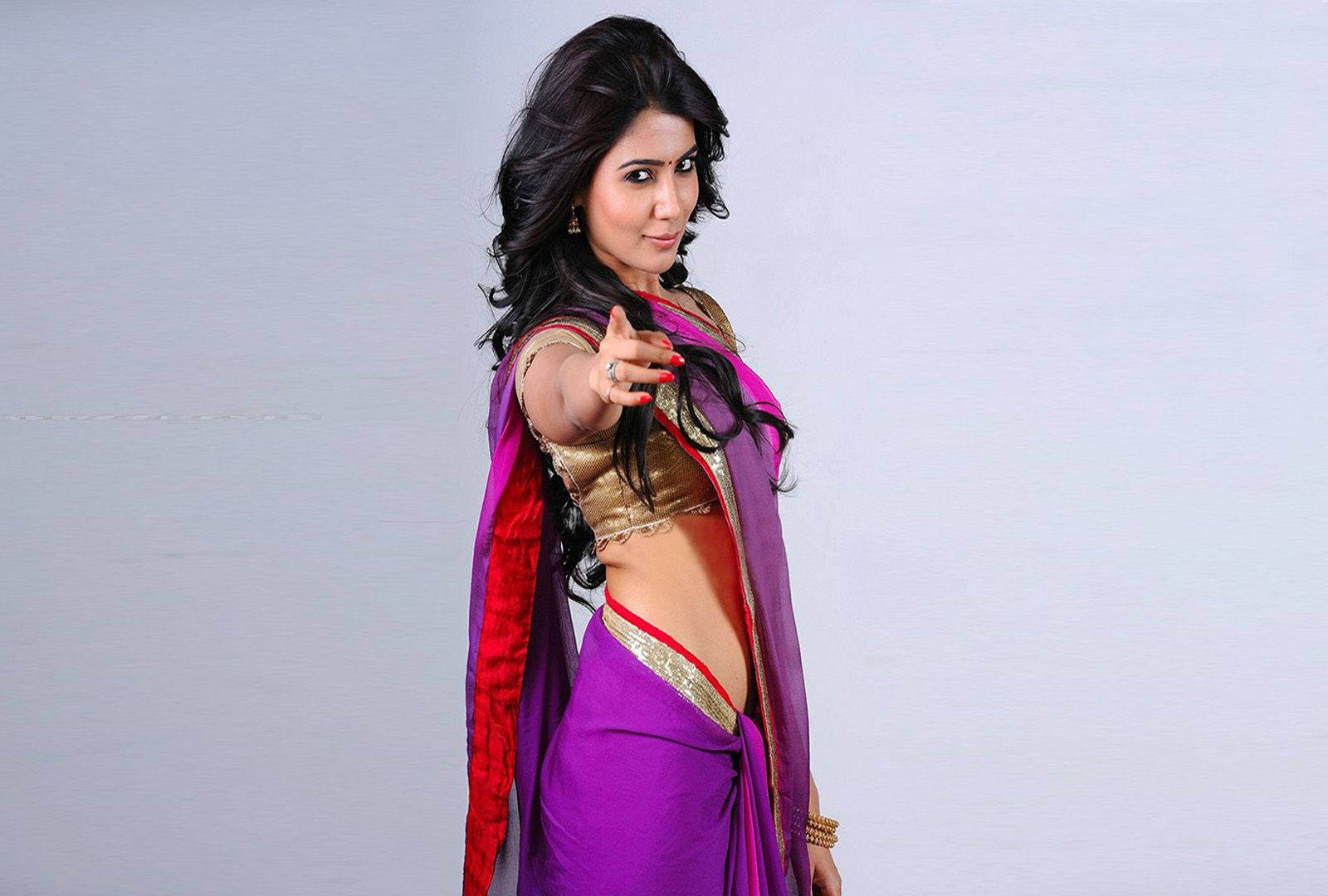 Elegant Samantha In A Purple Saree Wallpaper