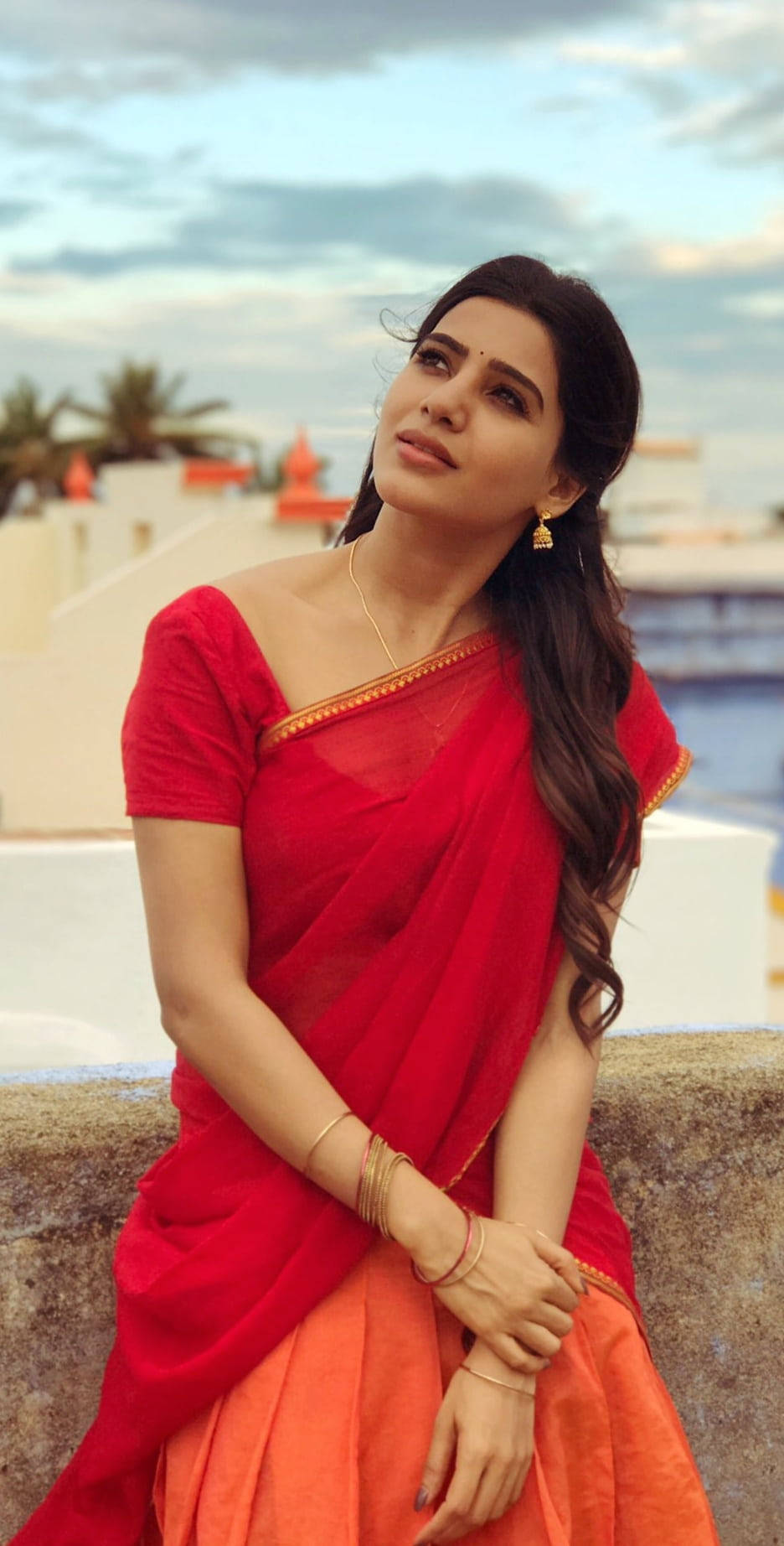 Elegant Samantha In Red Saree Wallpaper