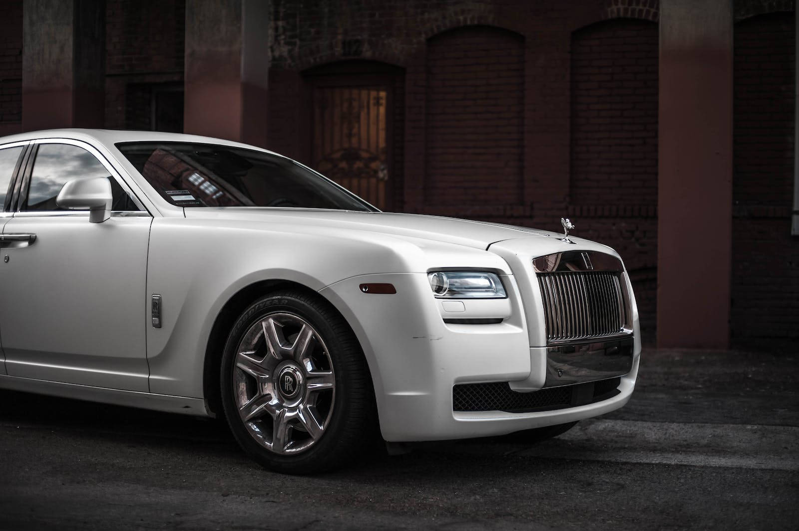 Elegant Sophistication - White Rolls-royce Ghost Luxury Car Wallpaper