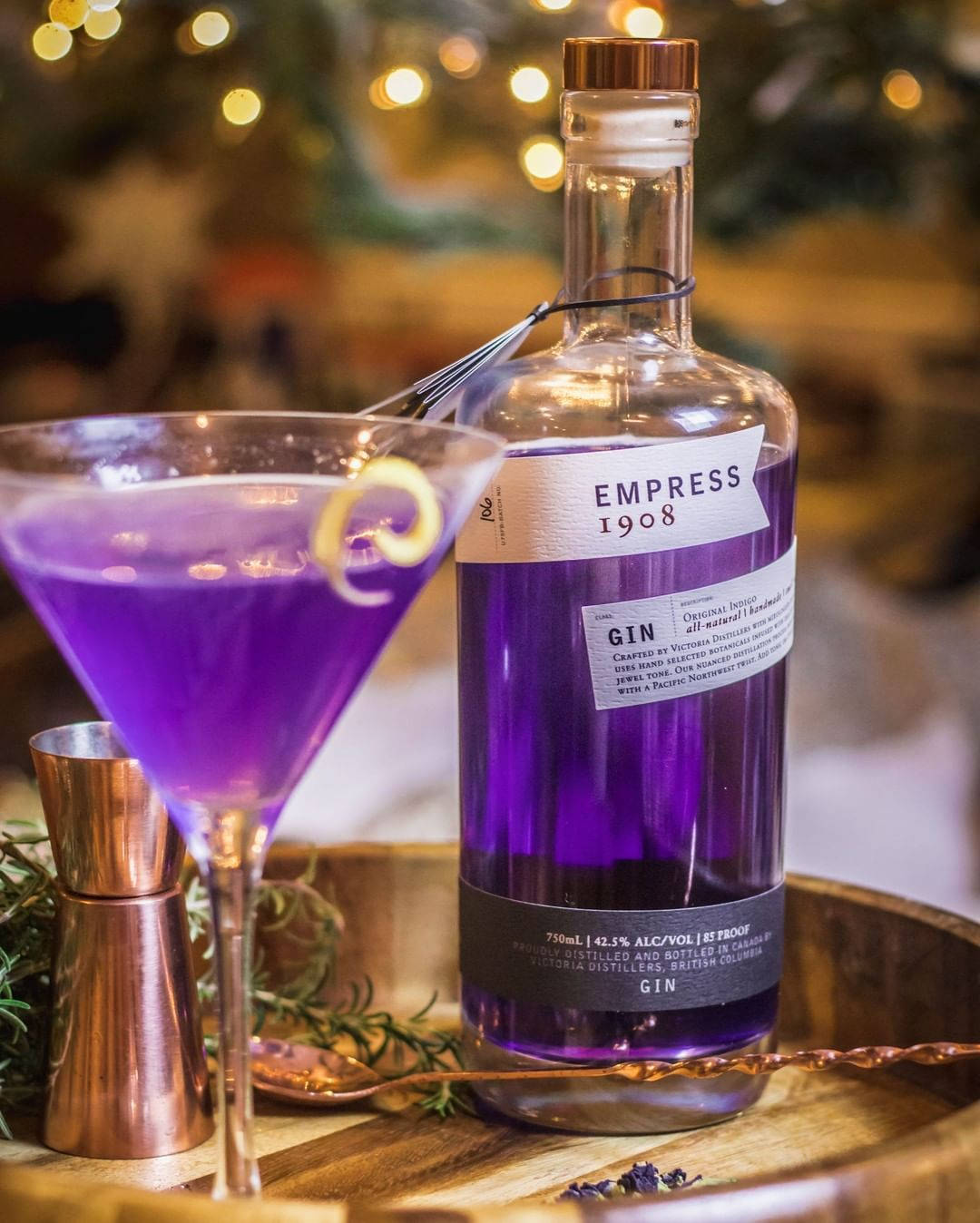 Empress 1908 Gin On A Rustic Wooden Bowl Wallpaper