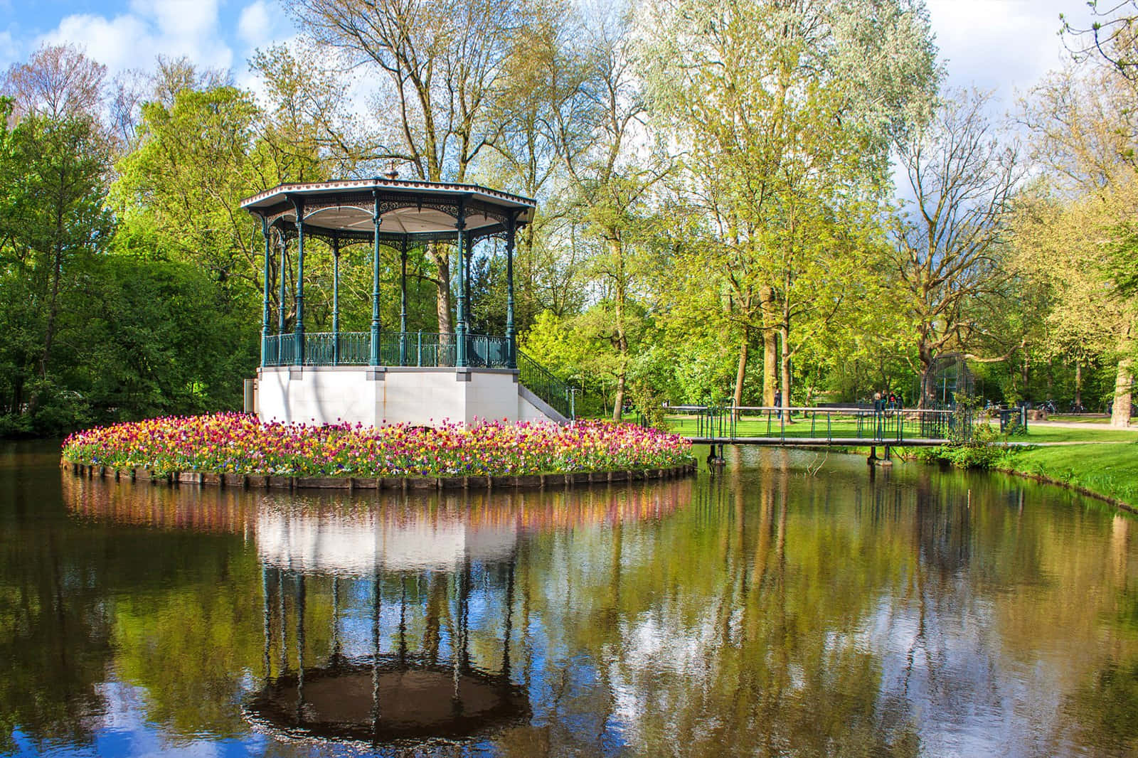 Enjoy A Scenic View Of The Historic Canal In Amsterdam During The Beautiful Spring Season. Wallpaper