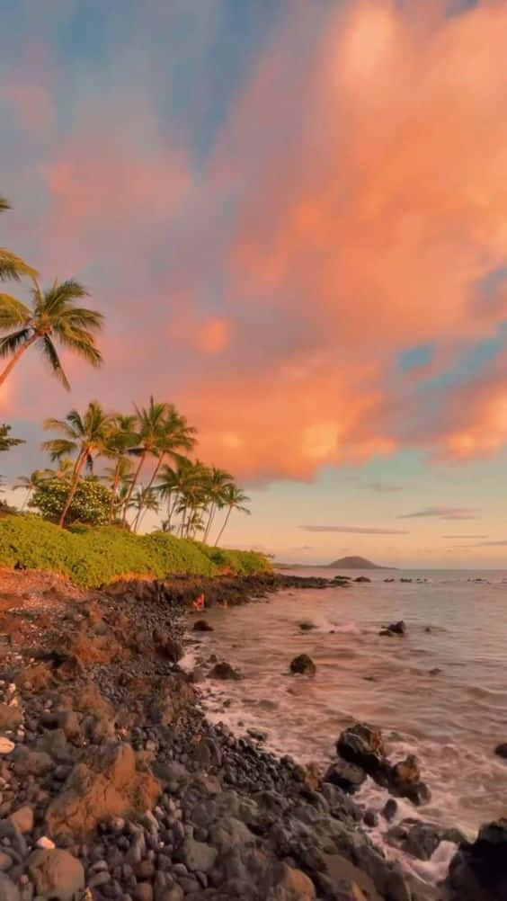 Enjoy The Majestic Beauty Of Hawaii From Your Iphone. Wallpaper