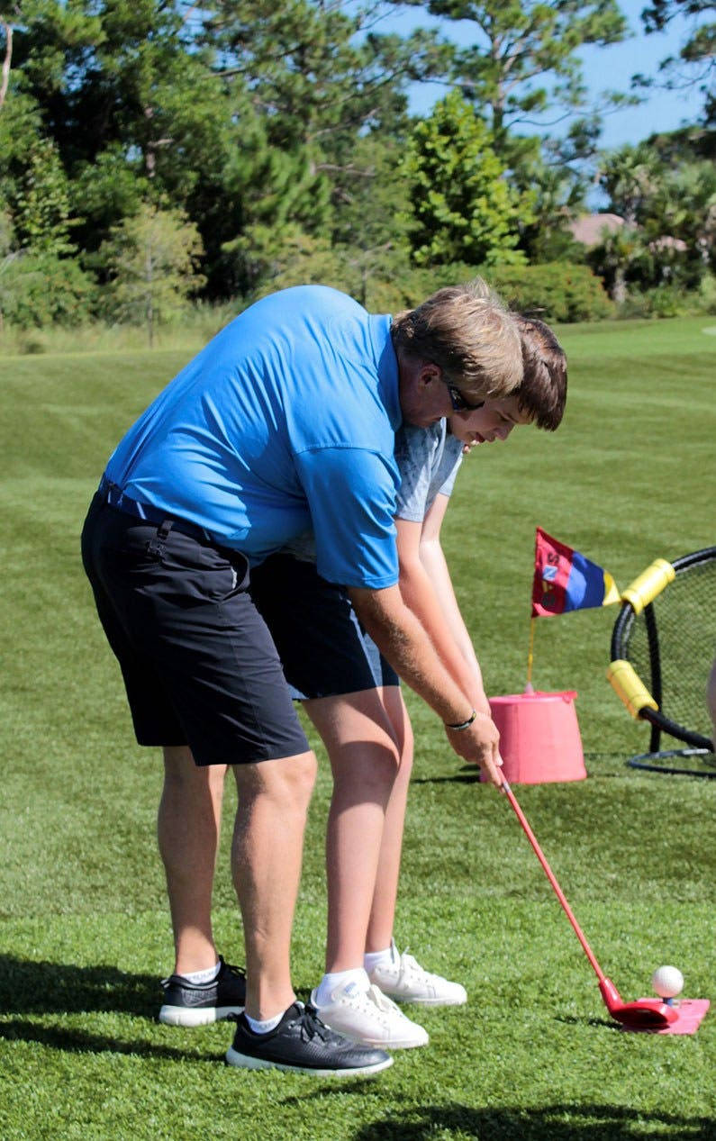 Ernie Els Teaching A Child Wallpaper