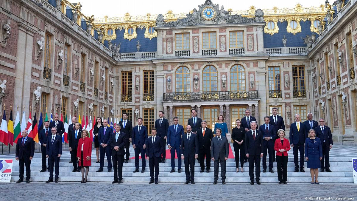 European Leaders Gather At Majestic Versailles Palace Wallpaper