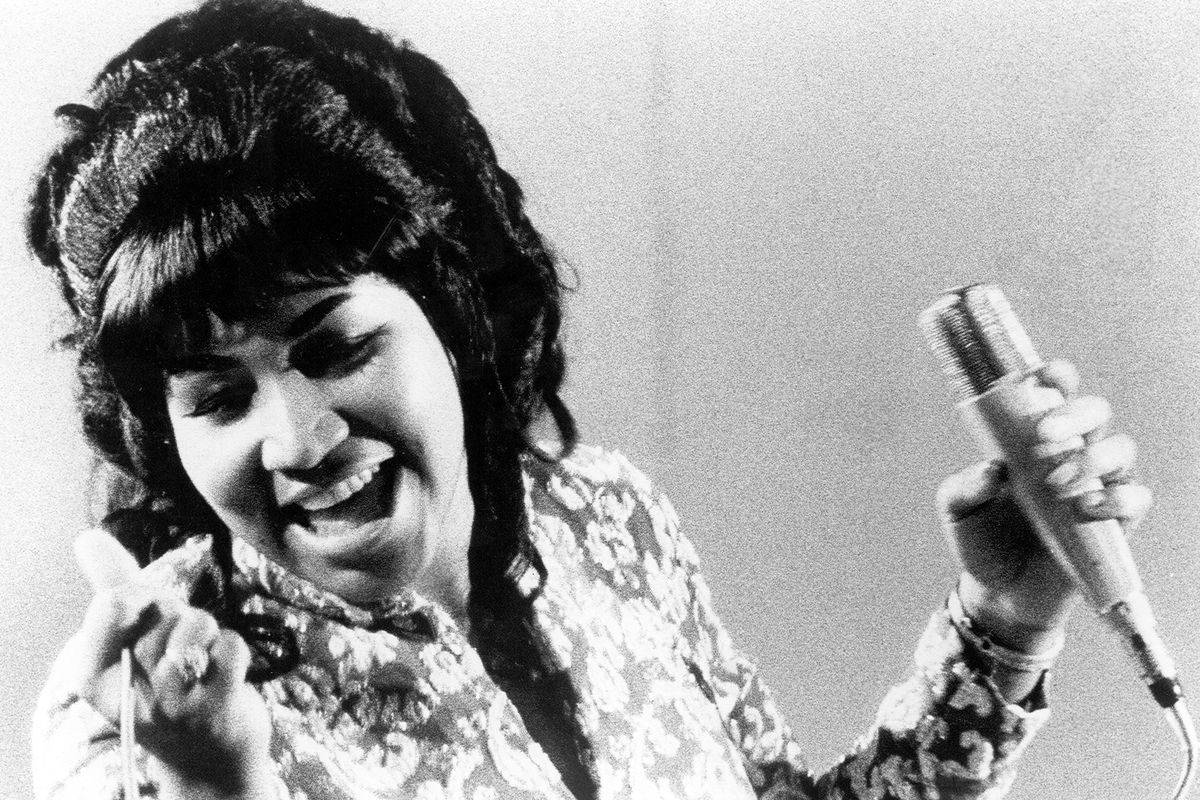 Famous Aretha Franklin With A Microphone Wallpaper