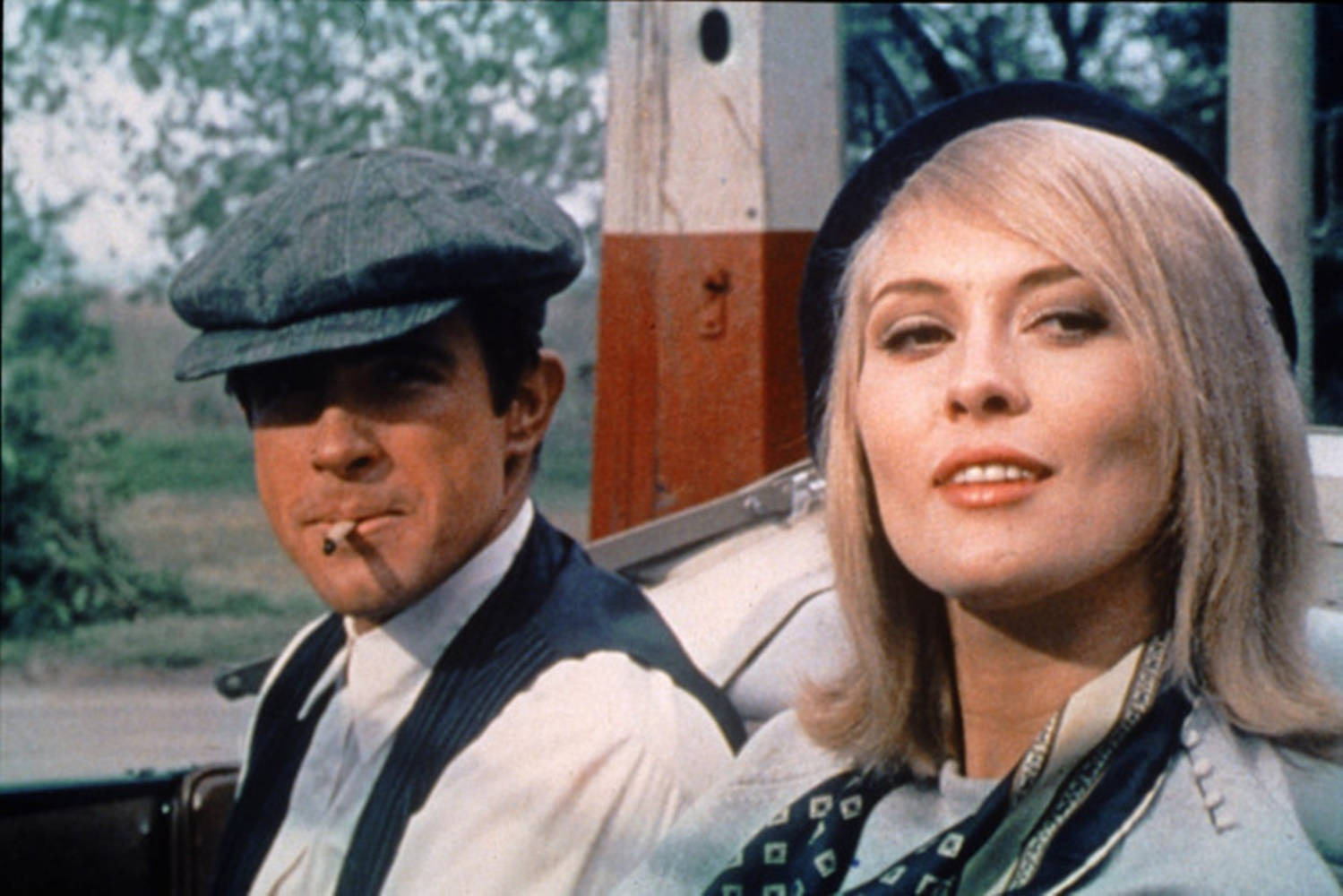 Faye Dunaway As Bonnie Parker With Clyde Barrow Wallpaper