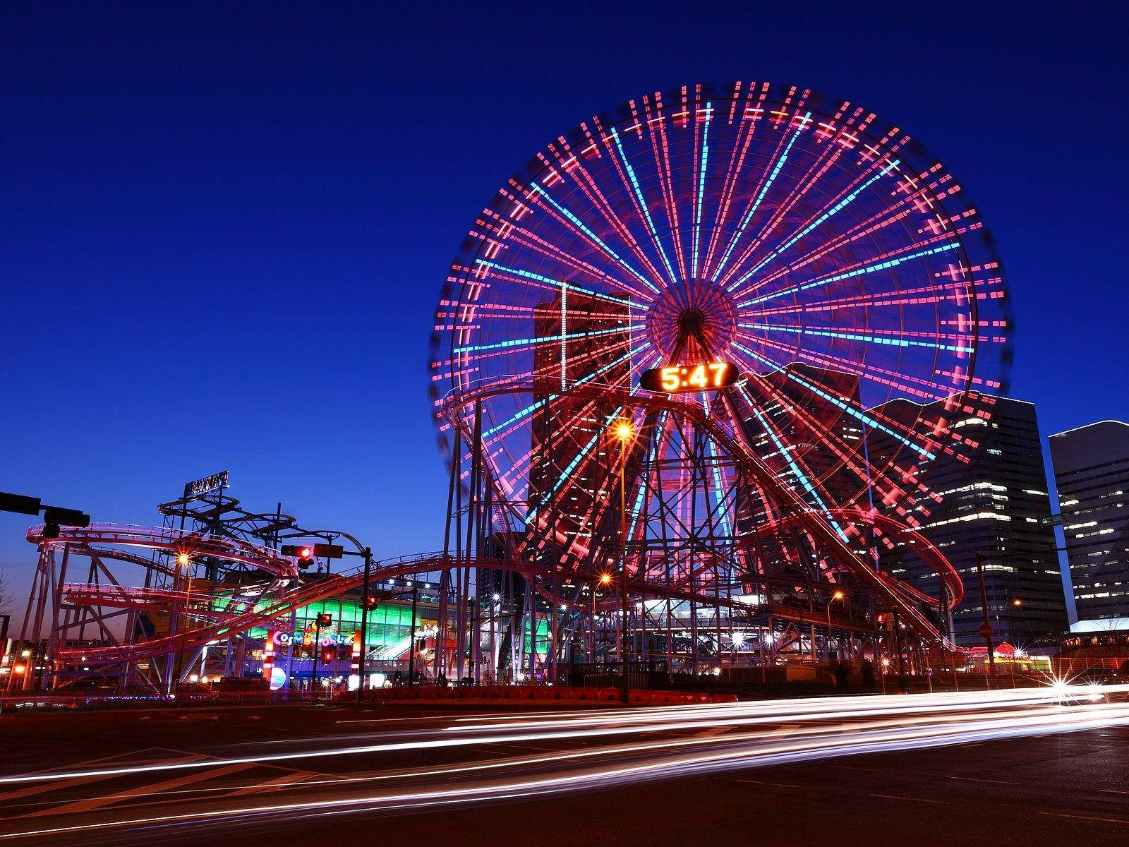 Ferris Wheel At Amusement Park Wallpaper