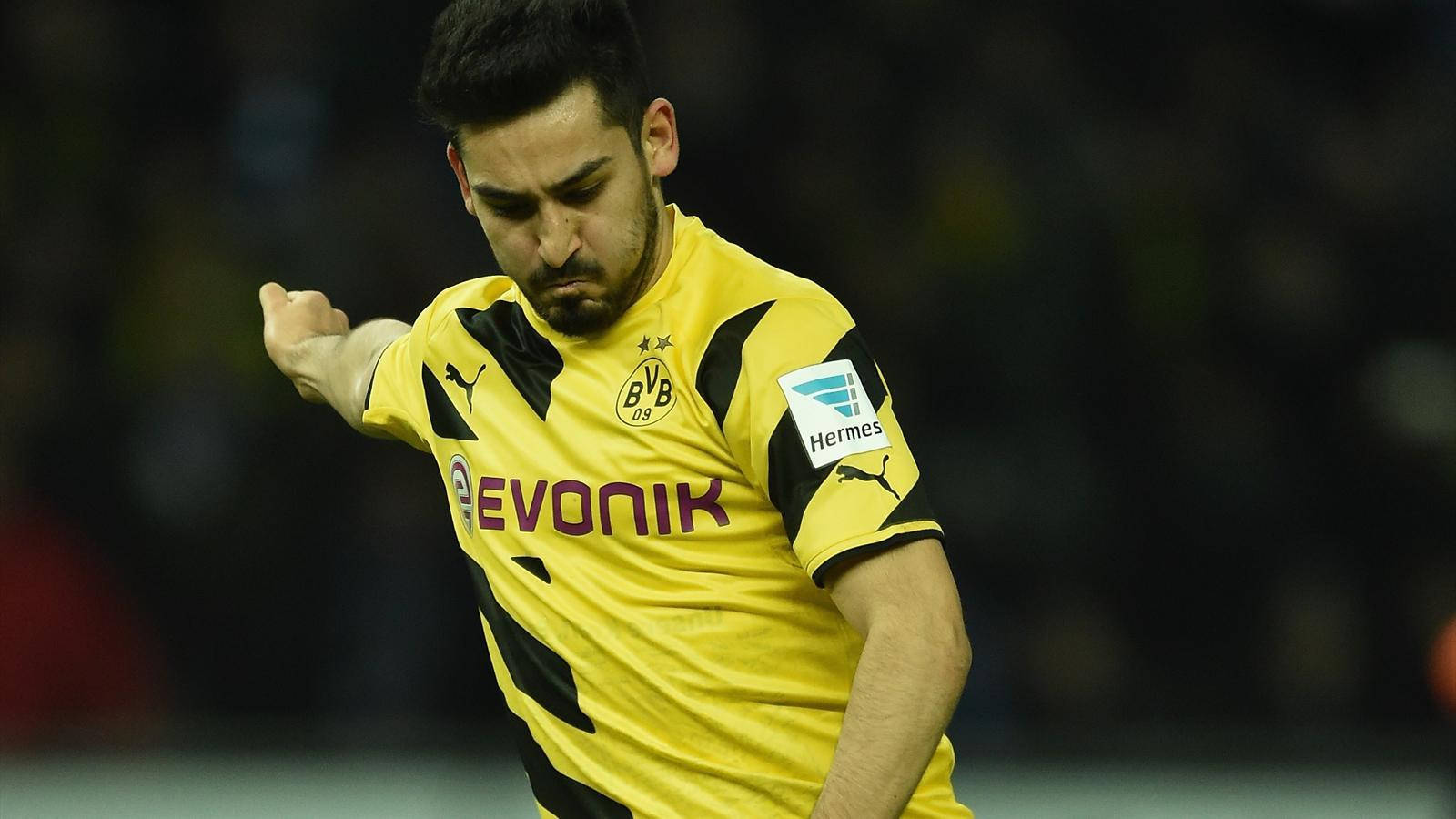 Focused Football Player Ilkay Gundogan Wallpaper