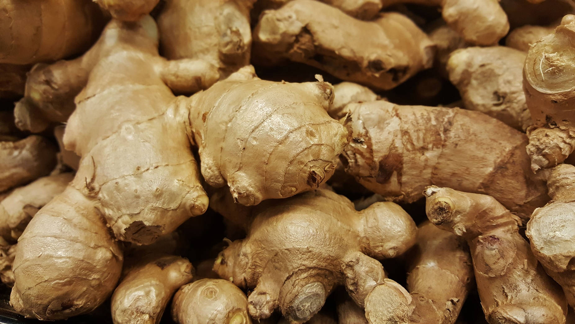 Fresh Dry Ginger Root Vegetables Pile Wallpaper